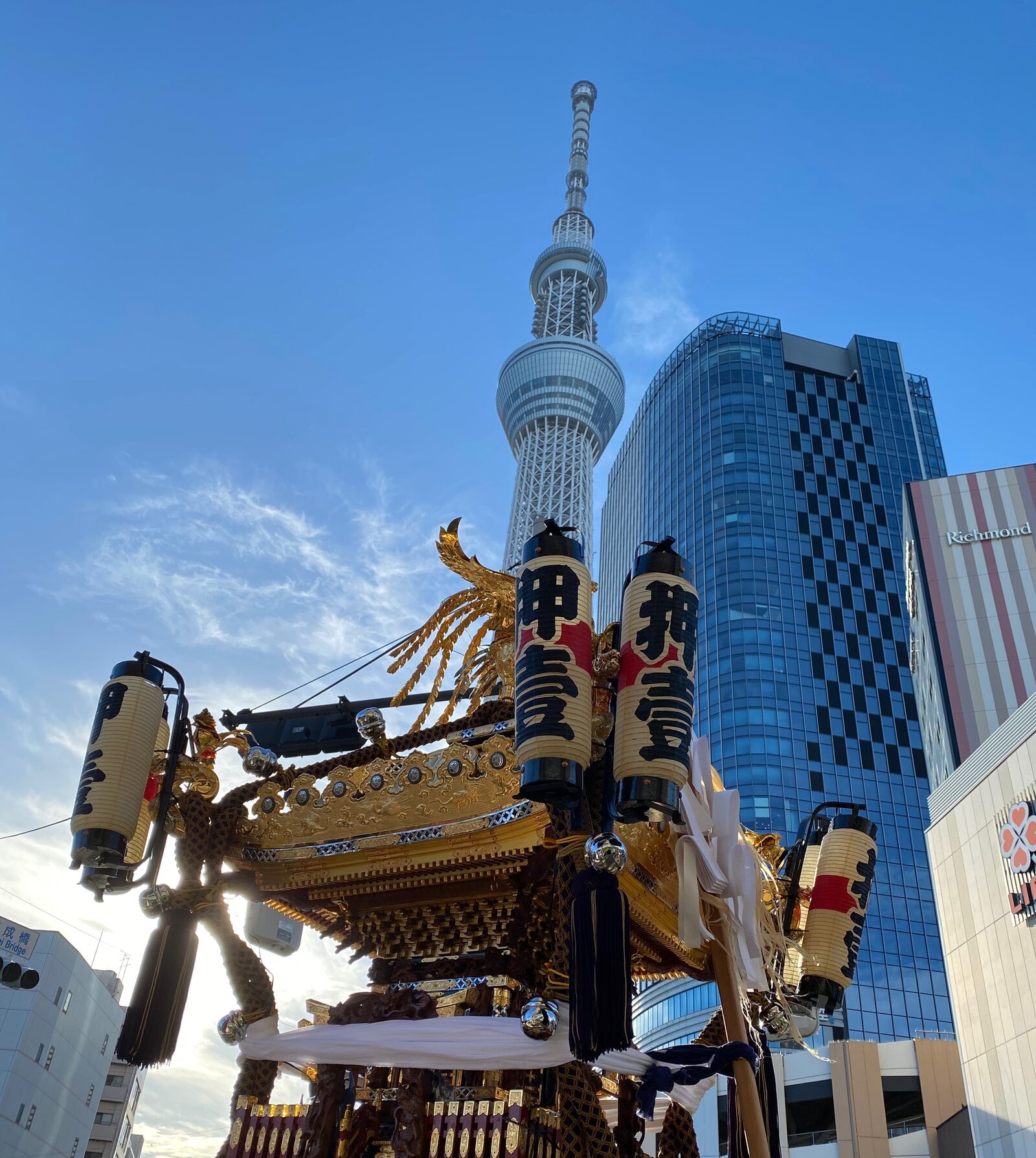 スカイツリーを背に進む押上一丁目町会の神輿